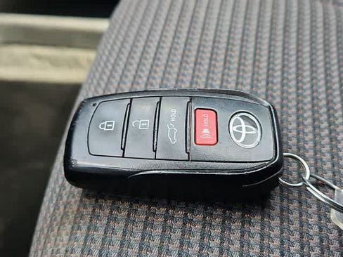 Used 2024 Toyota Highlander LE FWD image 28