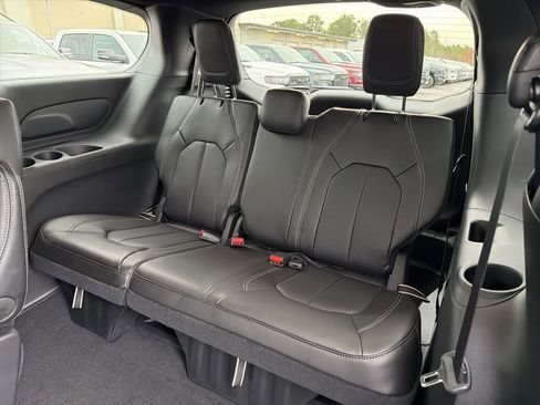 New 2026 Chrysler Pacifica Select FWD image 17