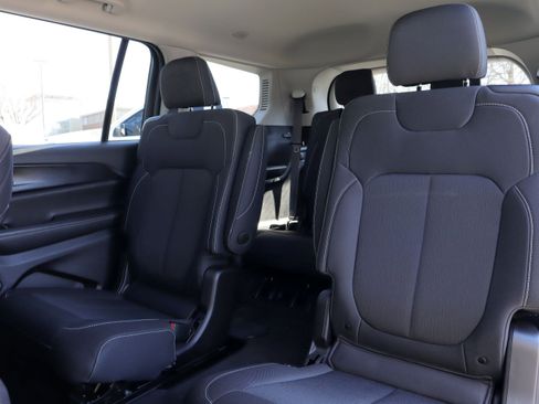 Used 2023 Jeep Grand Cherokee L Laredo image 9