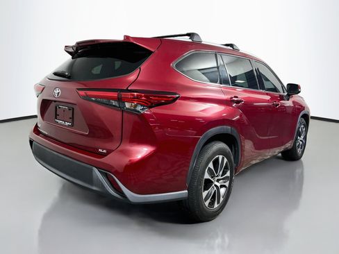 Used 2022 Toyota Highlander XLE FWD image 4