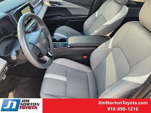 Used 2025 Toyota Camry SE image 15