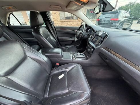 Used 2019 Chrysler 300 Limited RWD image 11
