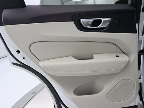 Used 2018 Volvo XC60 T6 Momentum w/ Vision Package image 36