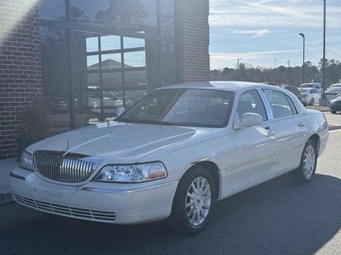 Used 2006 Lincoln Town Car Signature RWD image 1