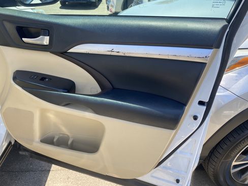 Used 2019 Toyota Highlander XLE w/ Carpet Mat Package (TMS) FWD image 19