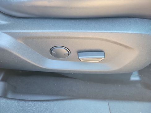 Used 2019 Ford Explorer XLT w/ Equipment Group 202A image 9