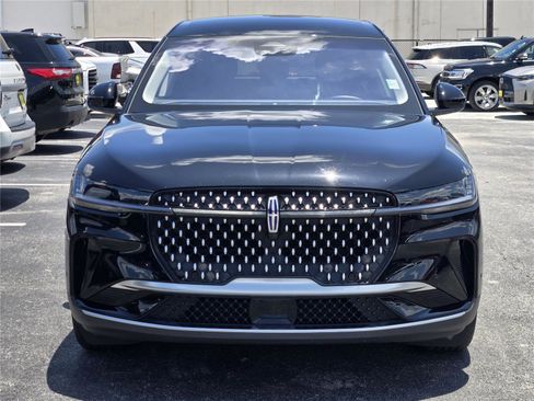 Used 2024 Lincoln Nautilus Premier AWD/4WD image 2
