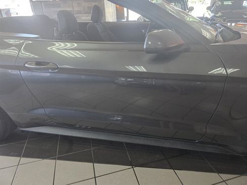 Used 2019 Ford Mustang Convertible RWD image 18