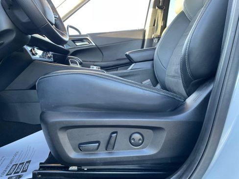 Used 2023 Mitsubishi Outlander SE image 18