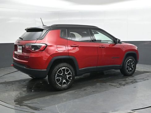 Used 2025 Jeep Compass Trailhawk AWD/4WD image 2