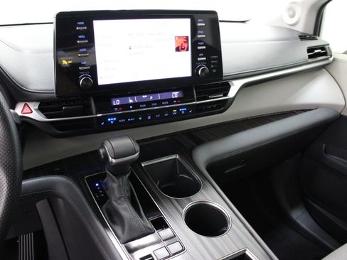 Used 2024 Toyota Sienna Limited FWD image 16