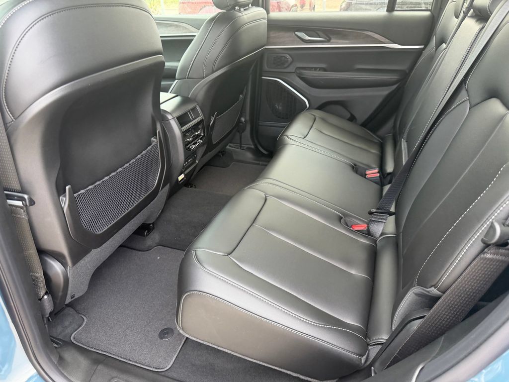 New 2026 Jeep Grand Cherokee Limited RWD image 9