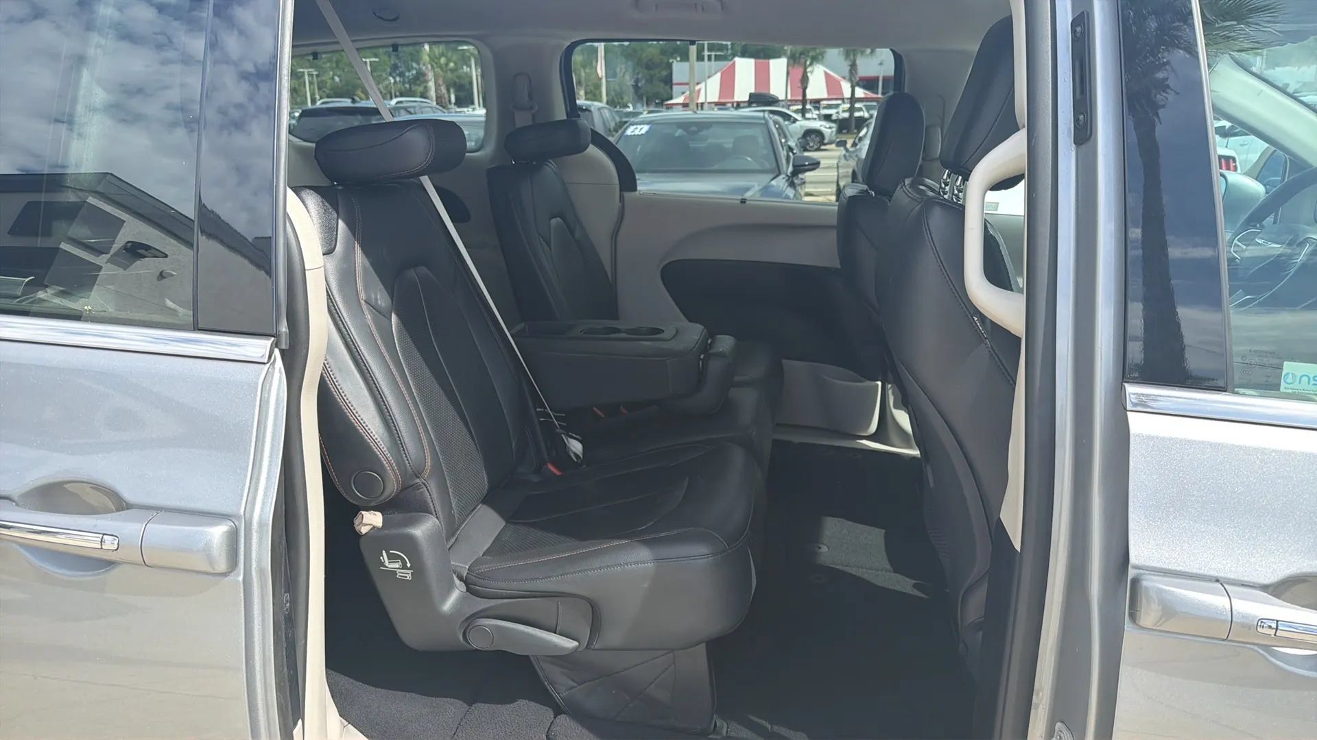 Used 2020 Chrysler Pacifica Touring-L FWD image 22