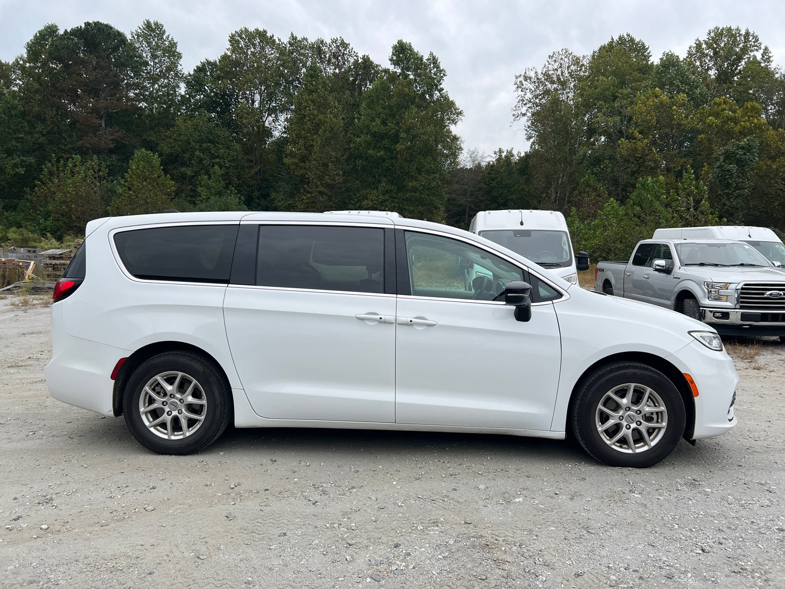 Used 2024 Chrysler Pacifica Touring-L FWD image 7