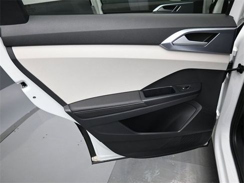 Certified 2025 Volkswagen Taos SE image 28