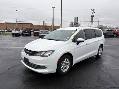 Used 2020 Chrysler Voyager LX FWD image 19