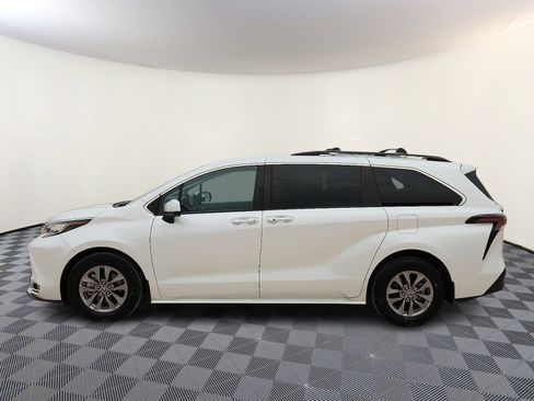 Used 2023 Toyota Sienna XLE w/ XLE Plus Package FWD image 2
