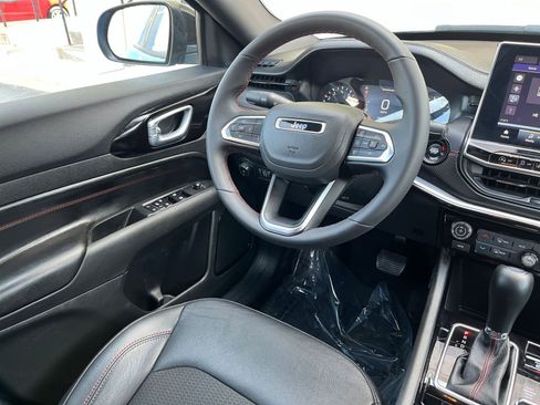 Used 2025 Jeep Compass Trailhawk AWD/4WD image 31