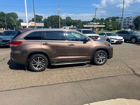Used 2017 Toyota Highlander XLE AWD/4WD image 17