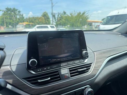 Used 2025 Nissan Altima 2.5 SV FWD image 24