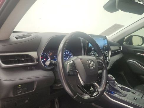 Used 2021 Toyota Highlander XLE FWD image 12