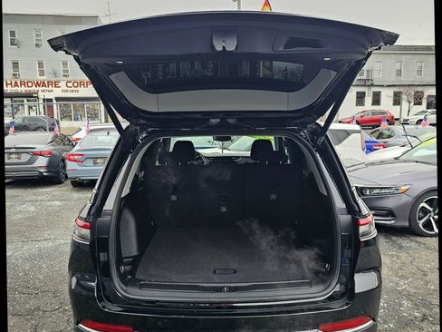 Used 2022 Jeep Grand Cherokee Laredo w/ Luxury Tech Group I image 35