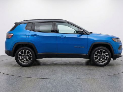 Used 2025 Jeep Compass Trailhawk image 11