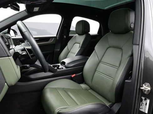 Certified 2025 Porsche Cayenne E-Hybrid Coupe image 5