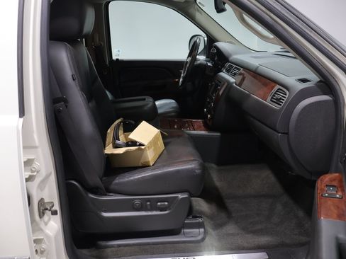 Used 2010 Chevrolet Avalanche LTZ AWD/4WD image 22