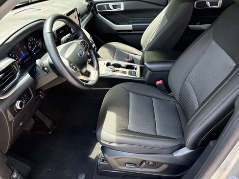 Used 2023 Ford Explorer XLT RWD image 9