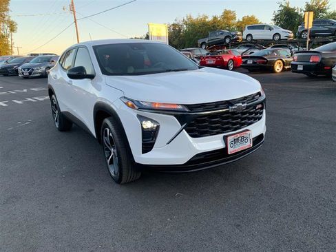 Used 2024 Chevrolet Trax RS w/ Driver Confidence Package image 2