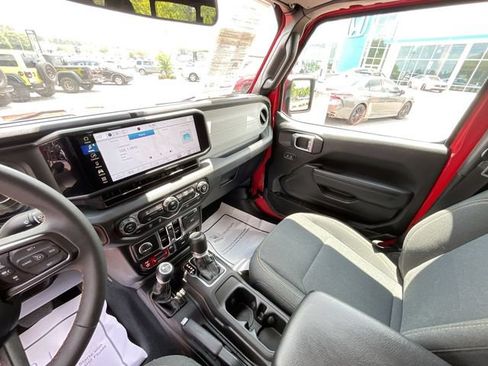 Used 2024 Jeep Gladiator Sport AWD/4WD image 13