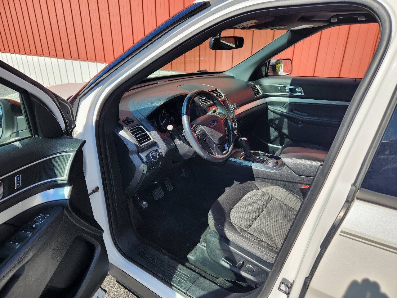 Used 2017 Ford Explorer XLT w/ Equipment Group 201A AWD/4WD image 9