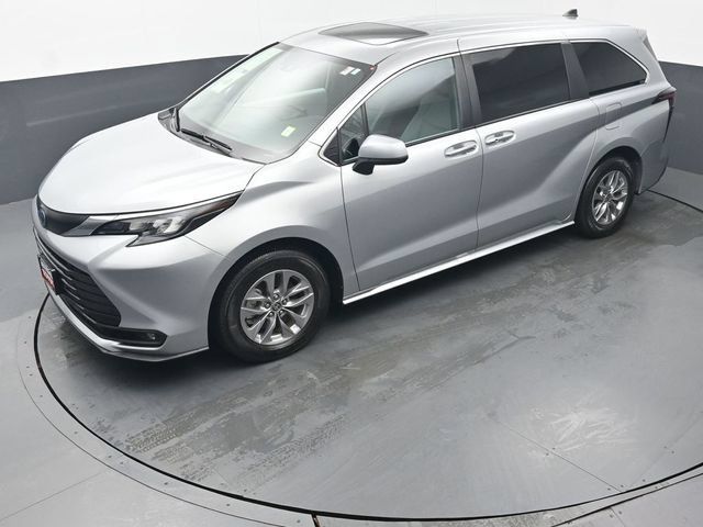 Used 2025 Toyota Sienna XLE FWD image 44