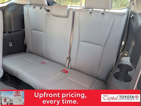 Used 2023 Toyota Highlander Platinum image 12
