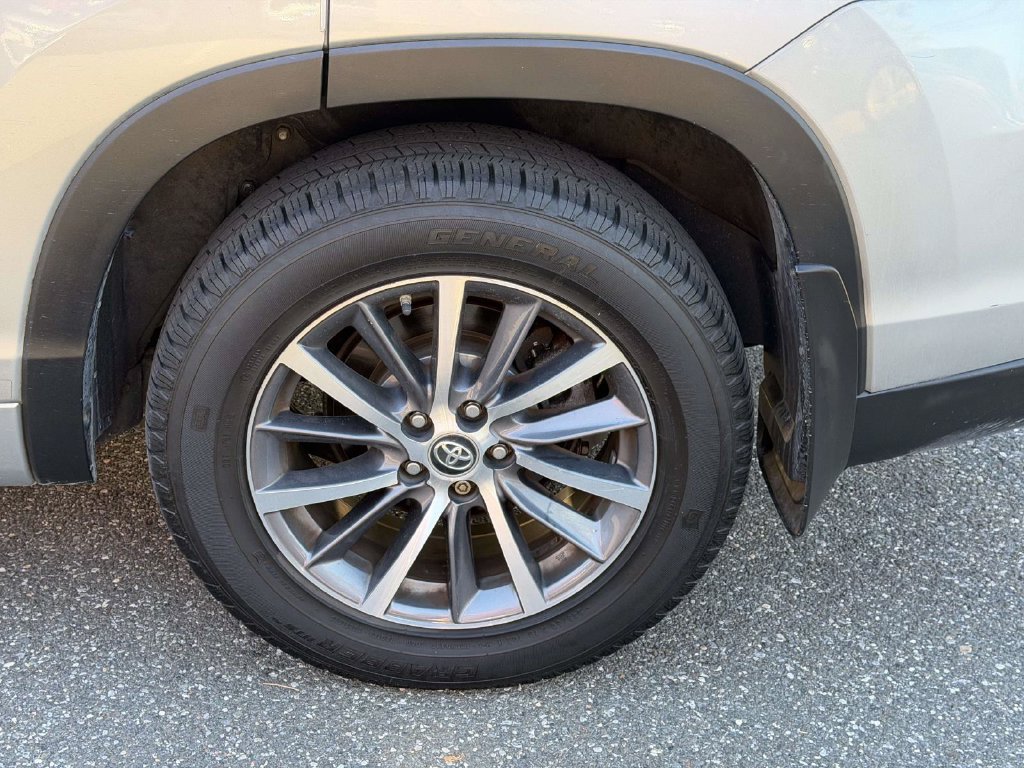 Used 2017 Toyota Highlander XLE AWD/4WD image 12