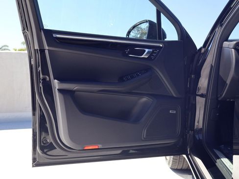 Certified 2022 Porsche Macan S image 13