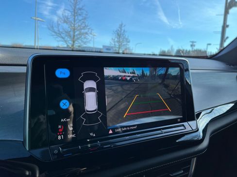 Used 2024 Volkswagen Atlas Cross Sport SE image 18