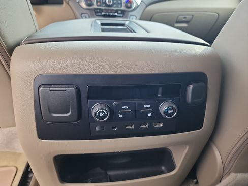 Used 2017 Chevrolet Suburban LT RWD image 22