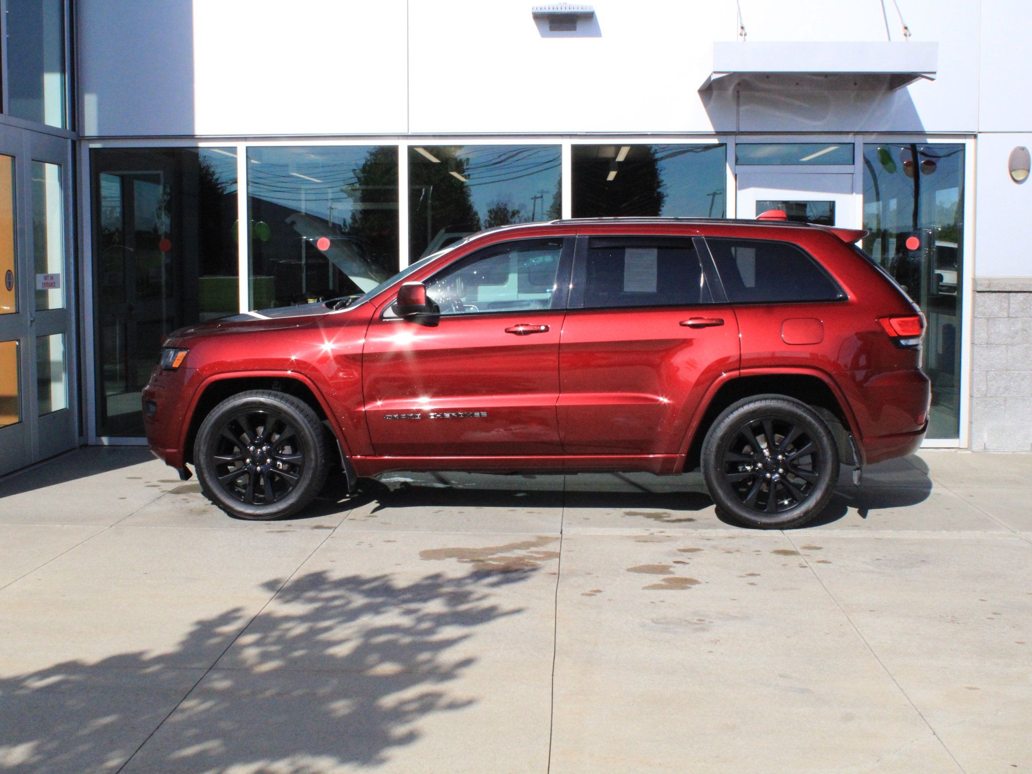 Used 2018 Jeep Grand Cherokee Altitude AWD/4WD image 5