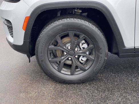 Certified 2024 Jeep Grand Cherokee Altitude image 35