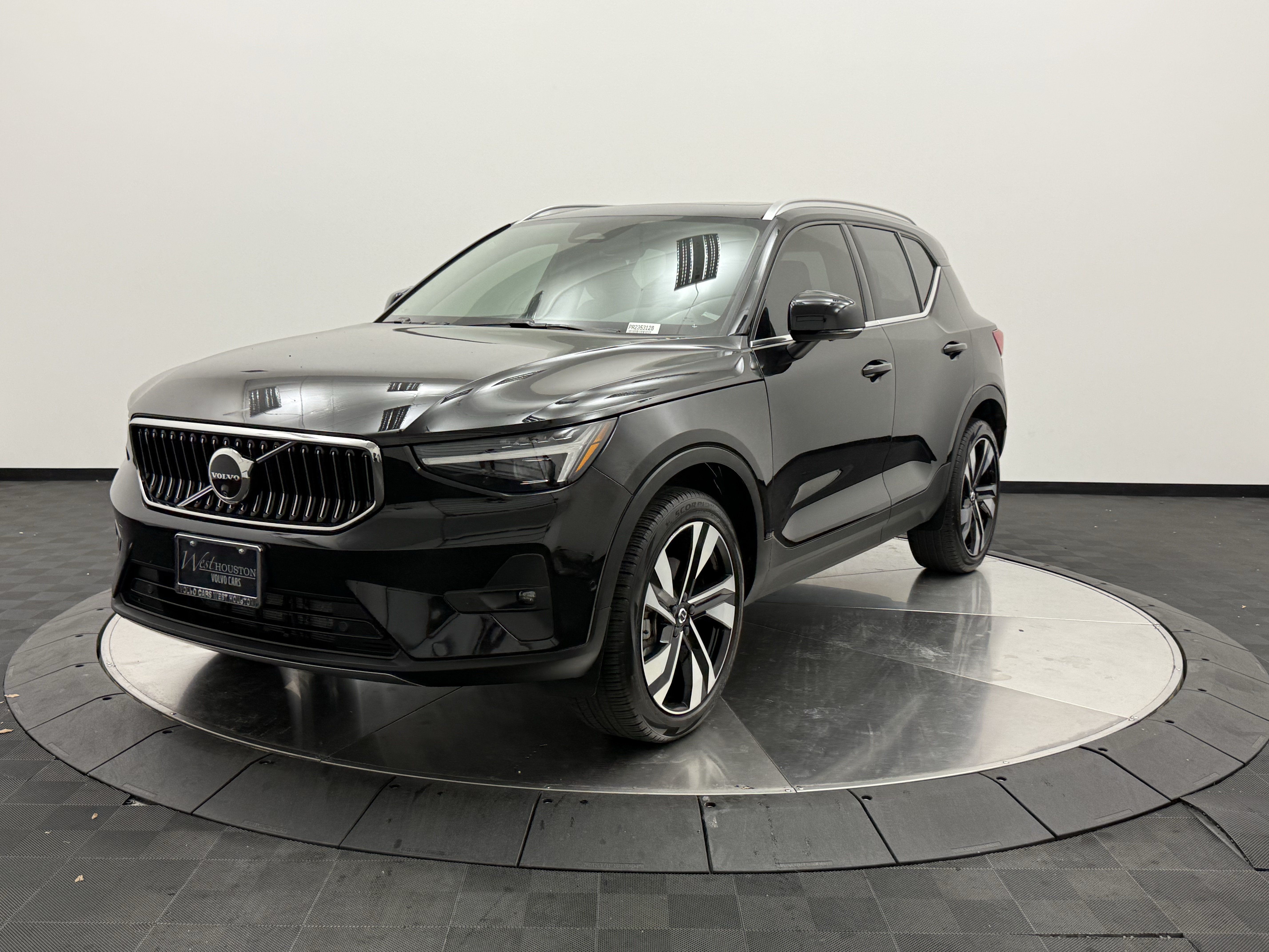 Certified 2024 Volvo XC40 B5 Plus w/ Protection Package Premier AWD/4WD image 3