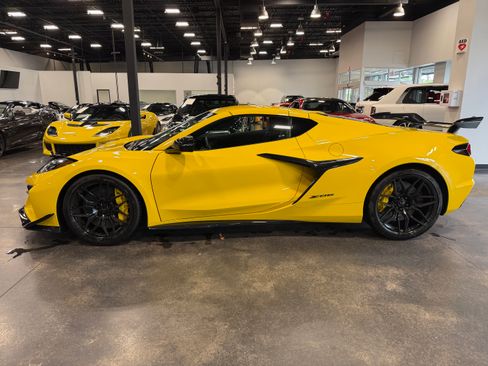 Used 2025 Chevrolet Corvette Z06 w/ Z07 Performance Package RWD image 4