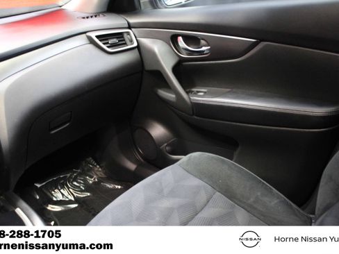 Used 2016 Nissan Rogue SV w/ SV Moonroof Package FWD image 11