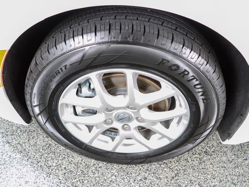 Used 2023 Chrysler Pacifica Touring-L image 11