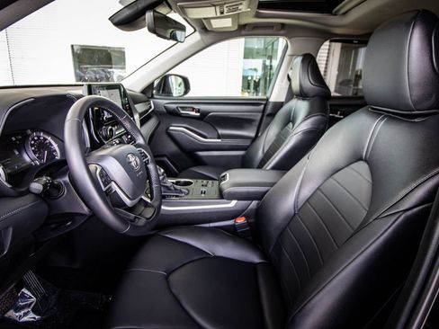 Used 2024 Toyota Highlander XLE FWD image 25