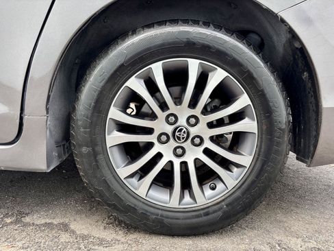 Used 2019 Toyota Sienna XLE Premium FWD image 13