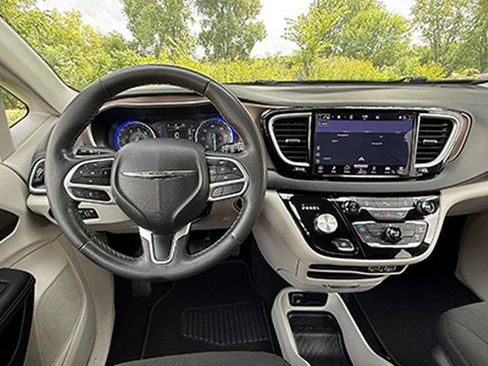 Used 2023 Chrysler Voyager LX FWD image 10