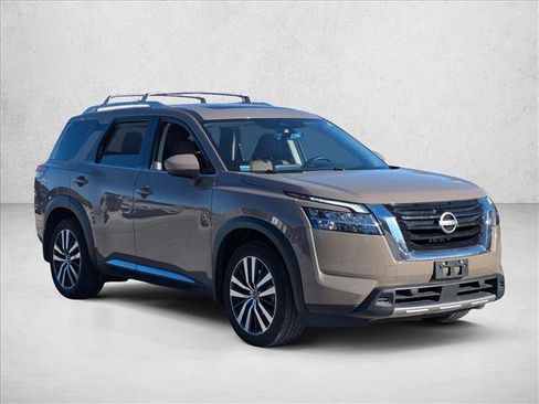 Used 2024 Nissan Pathfinder Platinum image 3