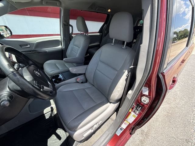 Used 2019 Toyota Sienna XLE FWD image 11